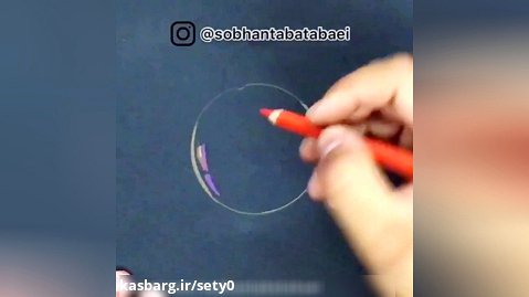 آموزش کشیدن حباب با مدادرنگی روی مقوای مشکی
