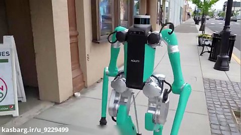 ربات انسان نمای آمریکایی در شهر