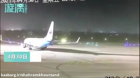 چرخش هواپیمای مسافربری در فرودگاه به علت وزش باد شدید