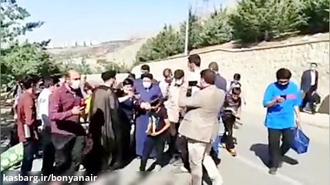 حضور سیدابراهیم رییسی در کهف‌الشهدای تهران و گفت‌و‌گو با مردم