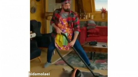 ویدیویی باحال از کوزی وقتی داره خونه رو تمیز میکنه(سریال ترکی ستاره شمالی)