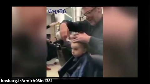 ببینید | حرکت خنده دار و جالب آرایشگر برای جلوگیری از گریه یک کودک