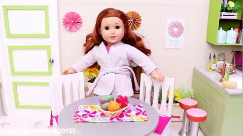 عروسک بچه در حال پخت صبحانه در آشپزخانه - بازی با اسباب بازی عروسک دخترانه