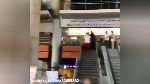 استقبال بی نظیر مردم و تشویق حسن یزدانی در فرودگاه امام خمینی(ره)