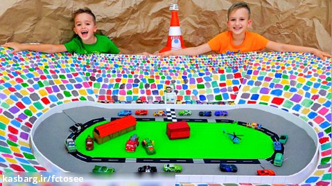 ولاد و نیکی با Toy Cars بازی می کنند و Speedway Track می سازند
