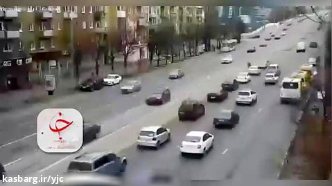 اقدام خیرخواهانه راننده خودروی آتش نشانی برای عبور زن مسن از خیابان