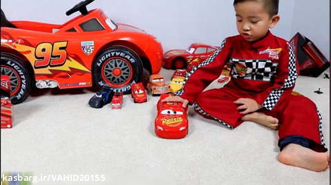 بازی پسربچه با اسباب بازی ماشین های مک کویین - اسباب بازی کودک