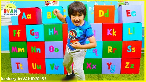 بازی پسربچه با اسباب بازی و بلوک های رنگی - اسباب بازی سرگرمی کودک و نوجوان