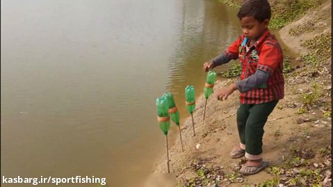 ماهیگیری کودک باپلاستیک نوشابه