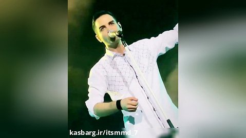 اجرای اهنگ "کویر"توسط محسن یگانه در کنسرت تهران"