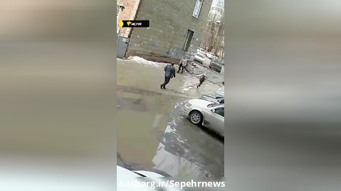 لحظه سقوط یخ روی سر عابر پیاده در روسیه